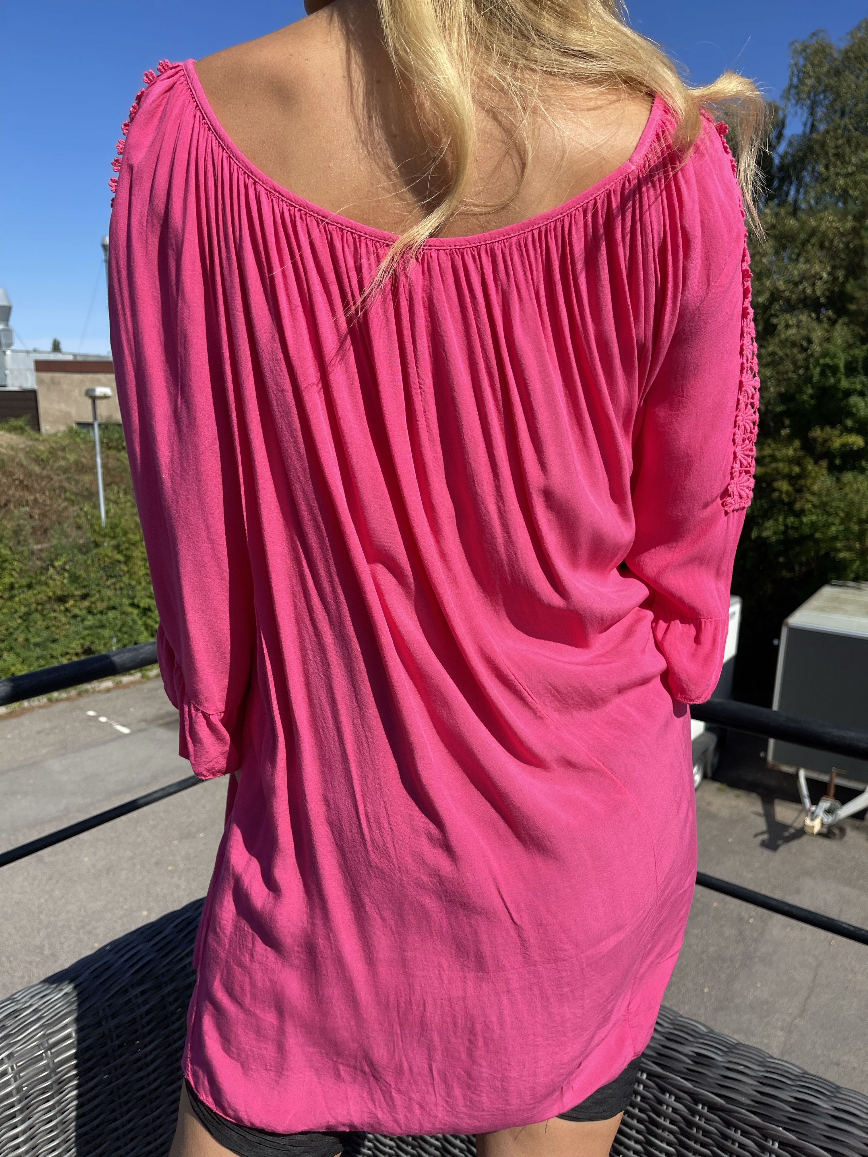 Samara - Sød løs tunika med broderinger på ærmerne